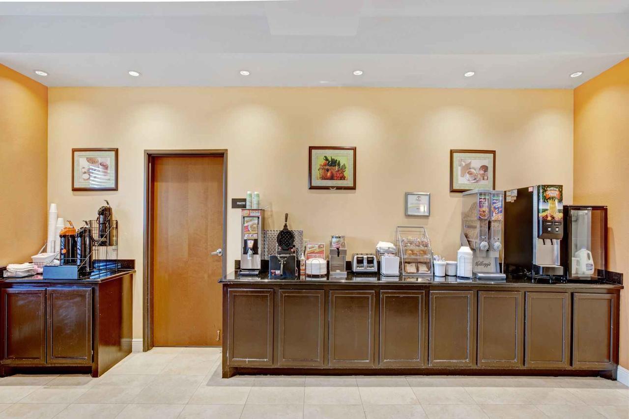 Super 8 By Wyndham Laporte La Porte Buitenkant foto
