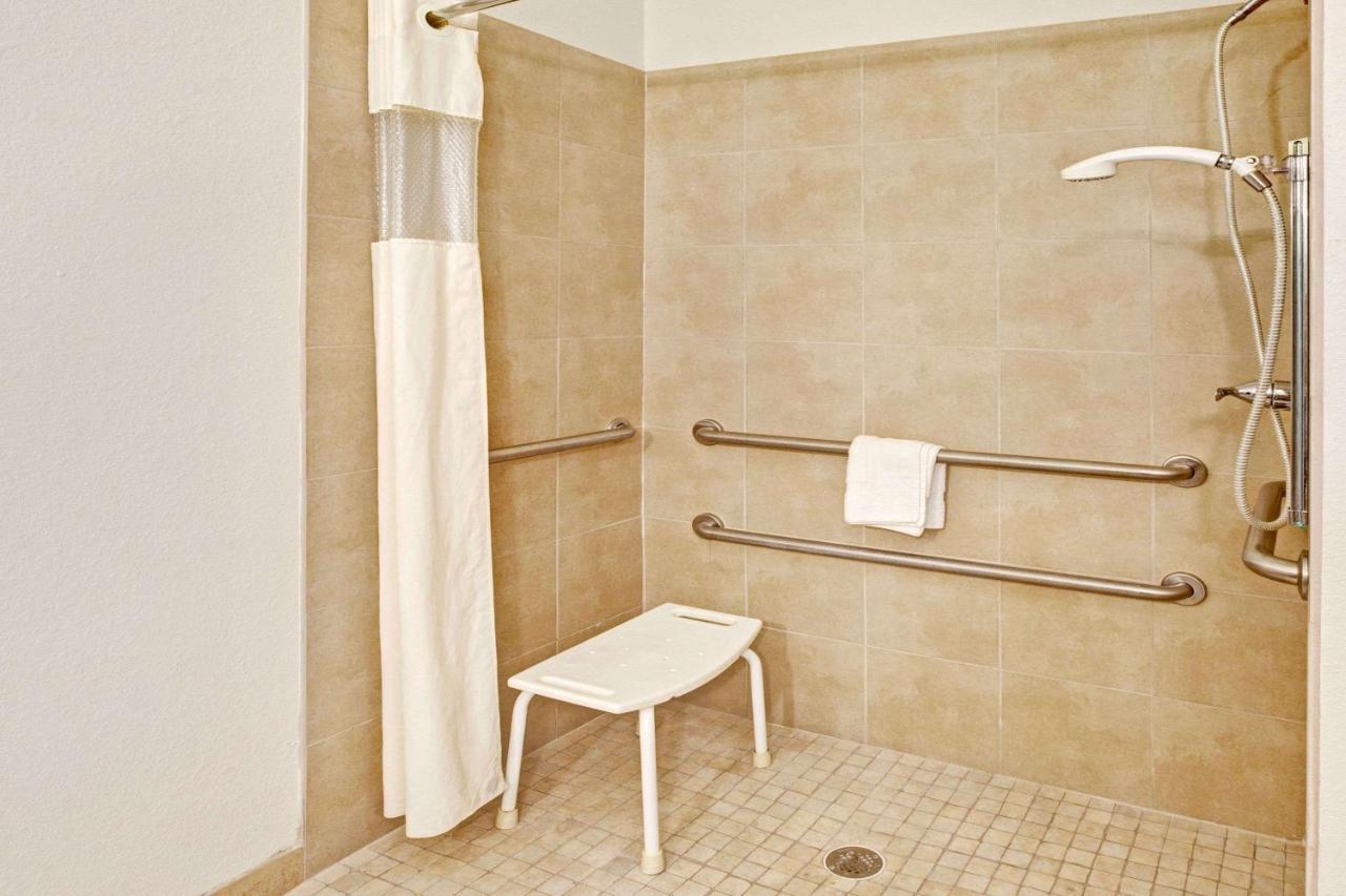 Super 8 By Wyndham Laporte La Porte Buitenkant foto